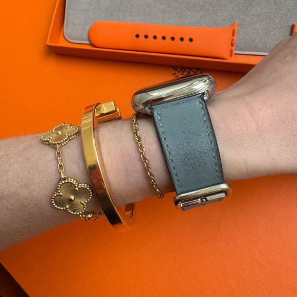 Hermès Series 7 Apple Watch, GPS & Cellular, 41mm Size w/ Original Hermès Bands - Picture 5 of 15